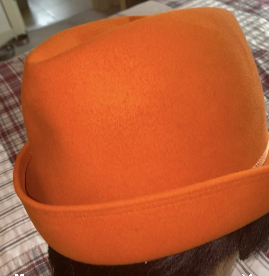 Chapéu coquetel vintage anos 60 Doree Of New York feltro laranja gorgorão flor lucite - Imagem 4 de 4