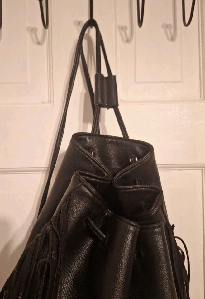 Mochila/bolso Victoria's Secret negro imitación cuero flecos cordón cierre boho Foto 3 de 4