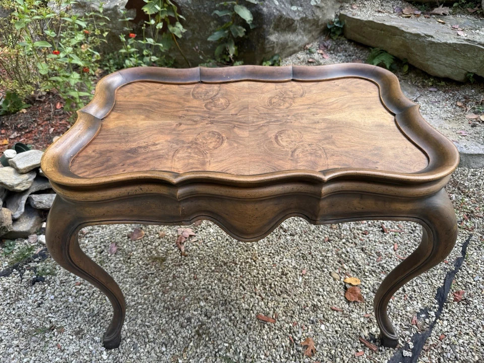 Hermosa mesa de té provincial francesa Luis XV muebles de panadería. Foto 2 de 4