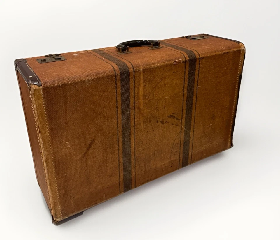 Antigua maleta rígida marrón de los años 40 con interior satinado verde y cerraduras de latón Foto 2 de 4