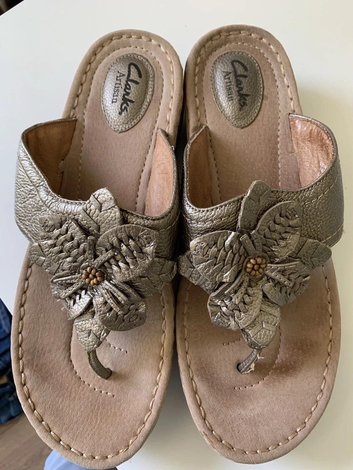 SANDALI ARTIGIANALI CLARKS taglia 11 M bronzo oro pelle dettagli fiori infradito