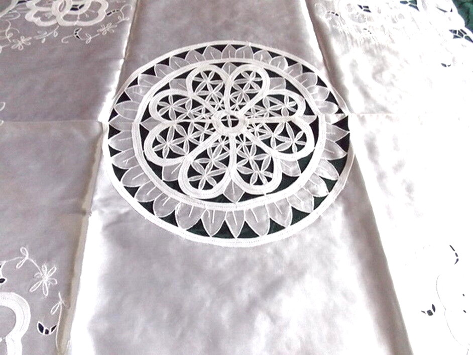 Nappe à thé Milady en satin de polyester brodé blanc 90cm - 2