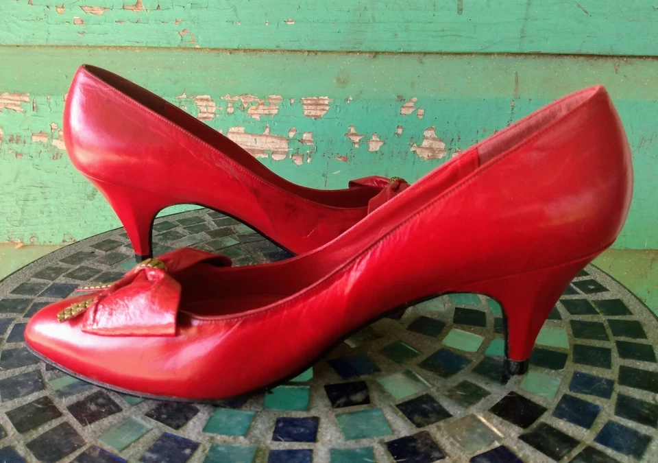 Stuart Weitzman 适用于 Mr Seymour 红色皮革高跟鞋金色口音蝴蝶结 7.5 NOS — 第 4/4 张图片