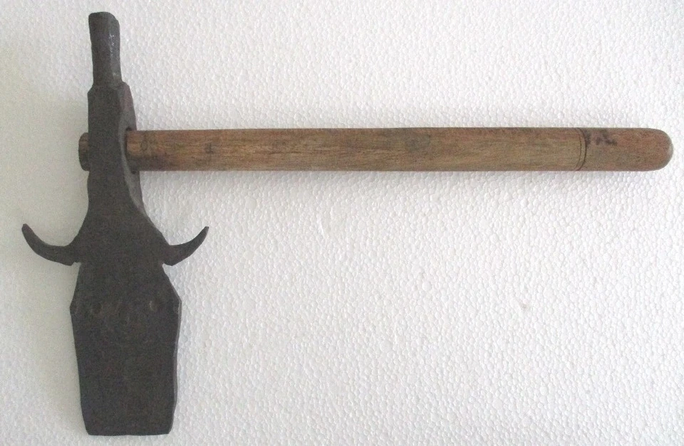 ANTIQUE OLD UNUSUAL RARE BATTLE AXE WITH EYES - Image 3 of 4