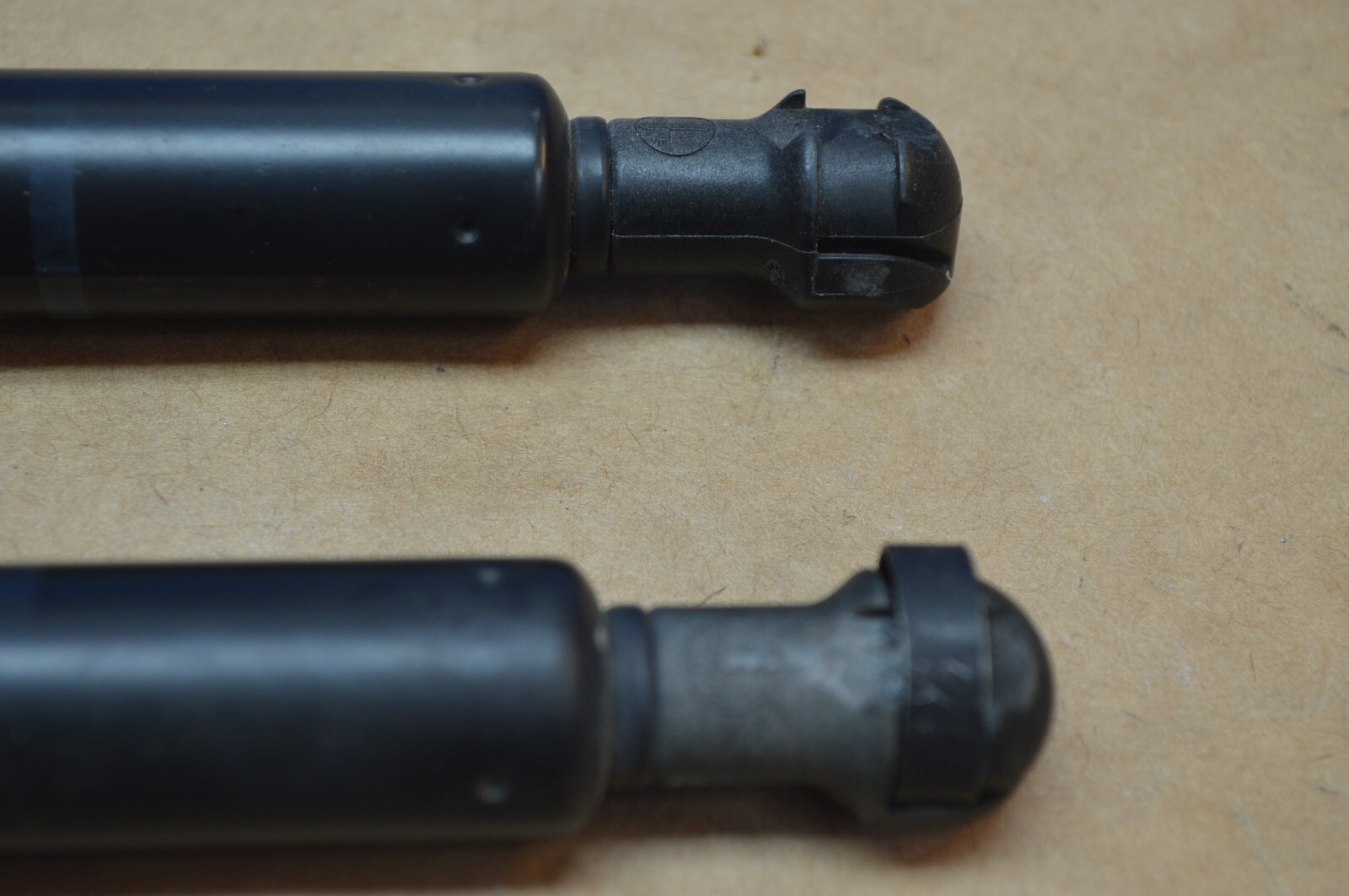 2004 M138 MASERATI GT COUPE TAILGATE TRUNK SHOCK LEFT & RIGHT PAIR 384300118