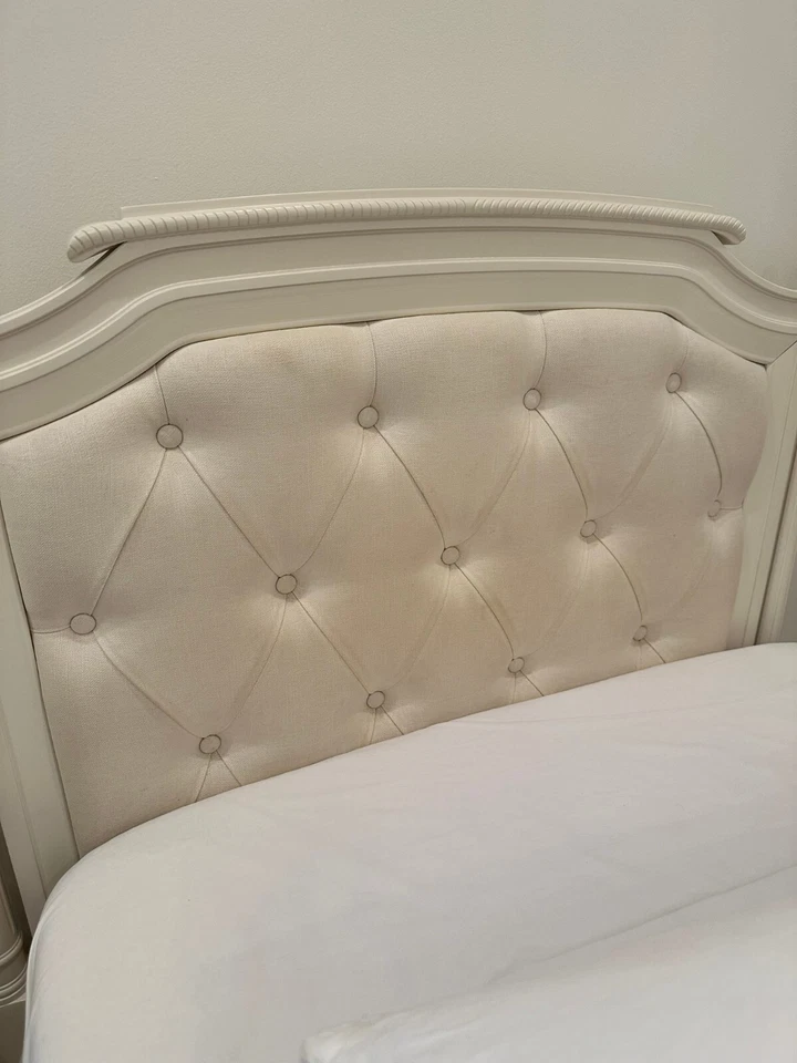 Cama tapizada y rieles protectores Pottery Barn Kids Blythe doble blanco francés Foto 3 de 4