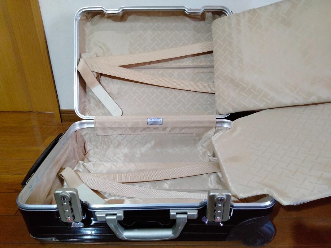 Rimowa Lufthansa Collaboration Elegance Carry-on 2-wheel Rimowa Lufthansa Collaboration Elegance Carry-on 2-wheel