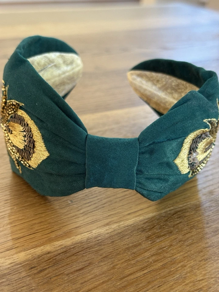 Diadema NamJosh X Anthropologie bordada pluma dorada verde nueva con etiquetas nudo Foto 4 de 4