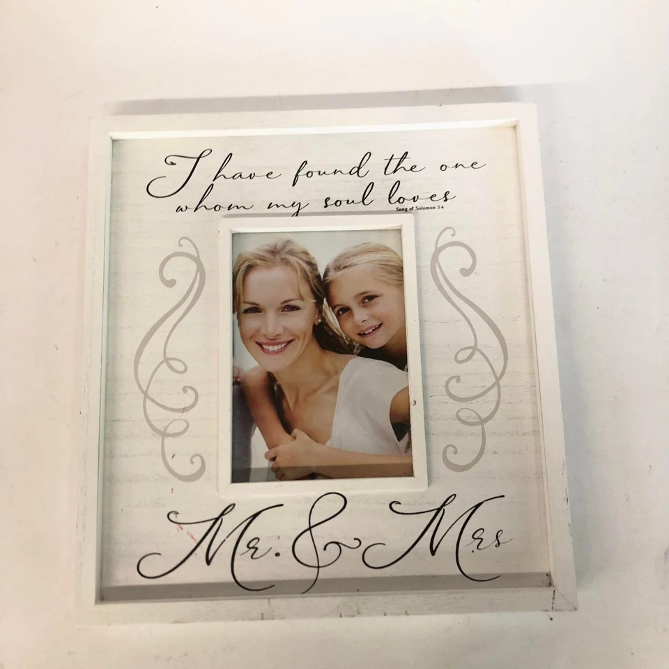 Marco de fotos de pareja de madera con soporte para foto 5x7", blanco, "Sr. y Sra." Foto 3 de 4
