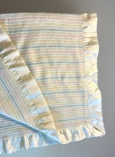 "Manta de bebé de acrílico Chatham blanca tejido gofre pastel rayas borde satinado 48"" de colección" - Imagen 4 de 7