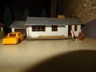 VINTAGE HO SCALE RESIDENTIAL AREA,  8 HOUSES, 9 VEHICLES,  9 FIGURES, 5 TREES — photo 3