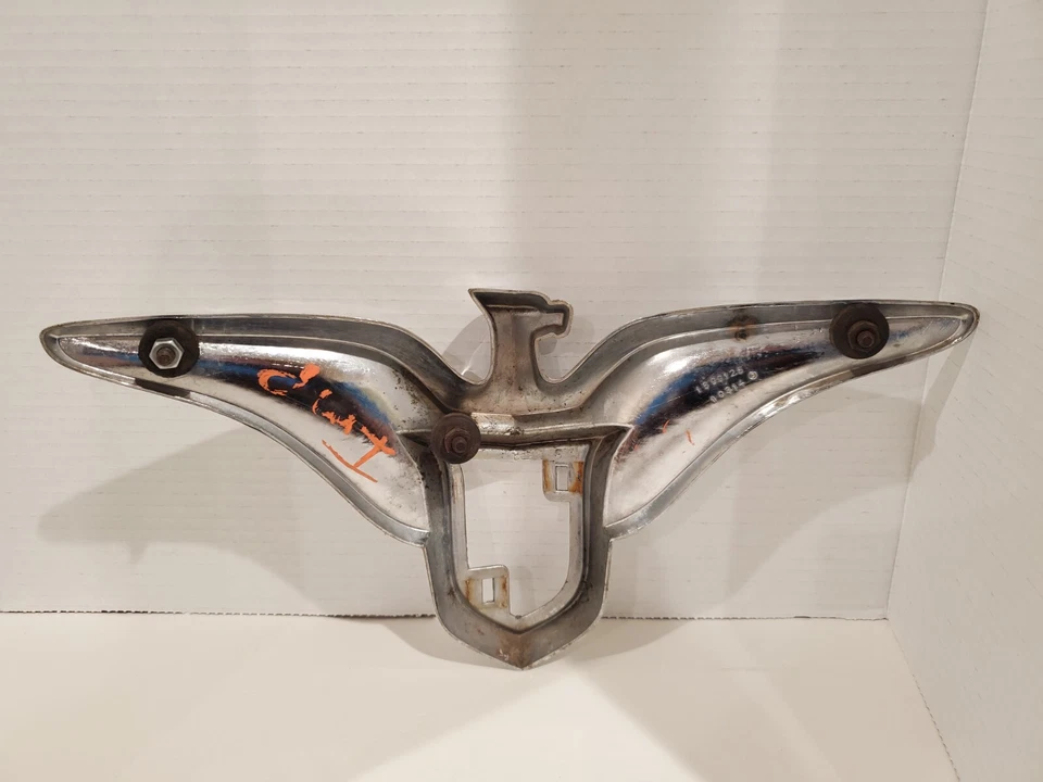 Chrysler Imperial 1955 1956 cabezal parrilla emblema 1599125 muy bonito Foto 4 de 4