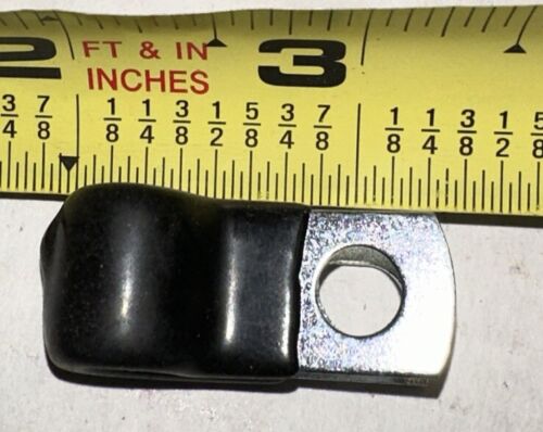 Clip de arnés de cables. Recubierto de goma. 3 piezas con tornillos. 1 1/4” L 3/8” W 1/4”D - Imagen 3 de 6