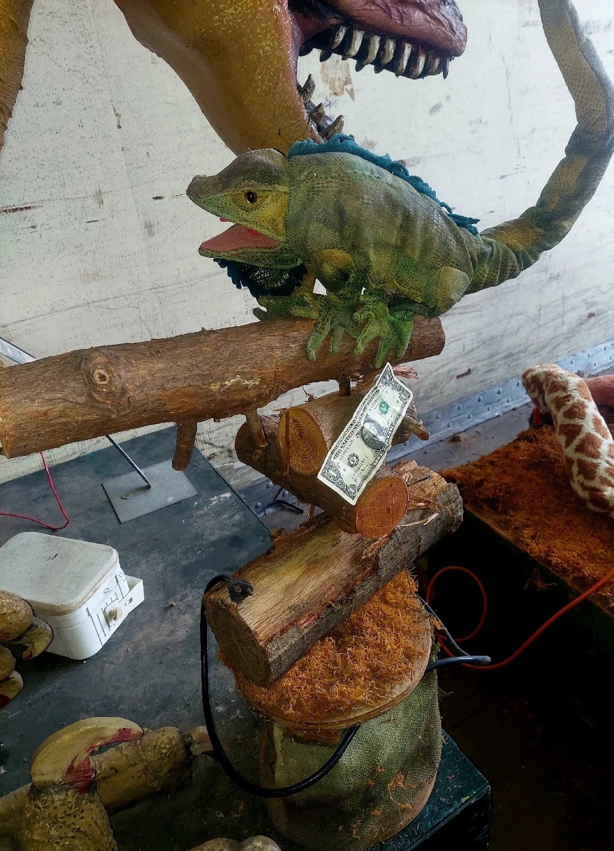 Vtg. mechanical Gecko. store display Lou nasti prop animation
