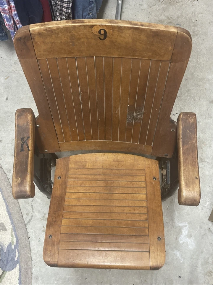 Silla de asiento antigua plegable de hierro fundido y madera para teatro auditorio Foto 2 de 4