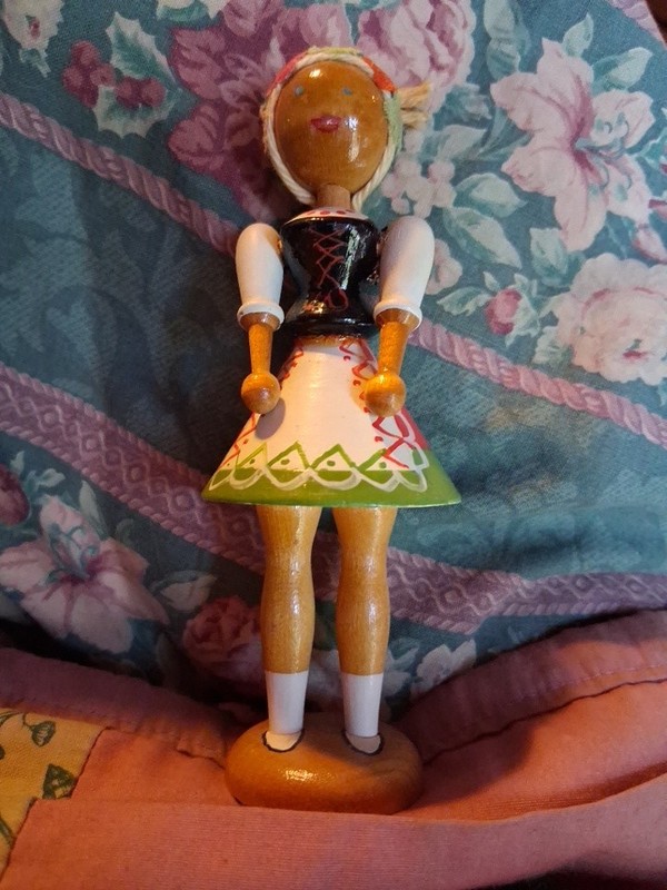 VTG. WOOD POLAND GIRL WITH TRADITIONAL DRESS ORIGINAL BOTTOM TAG
