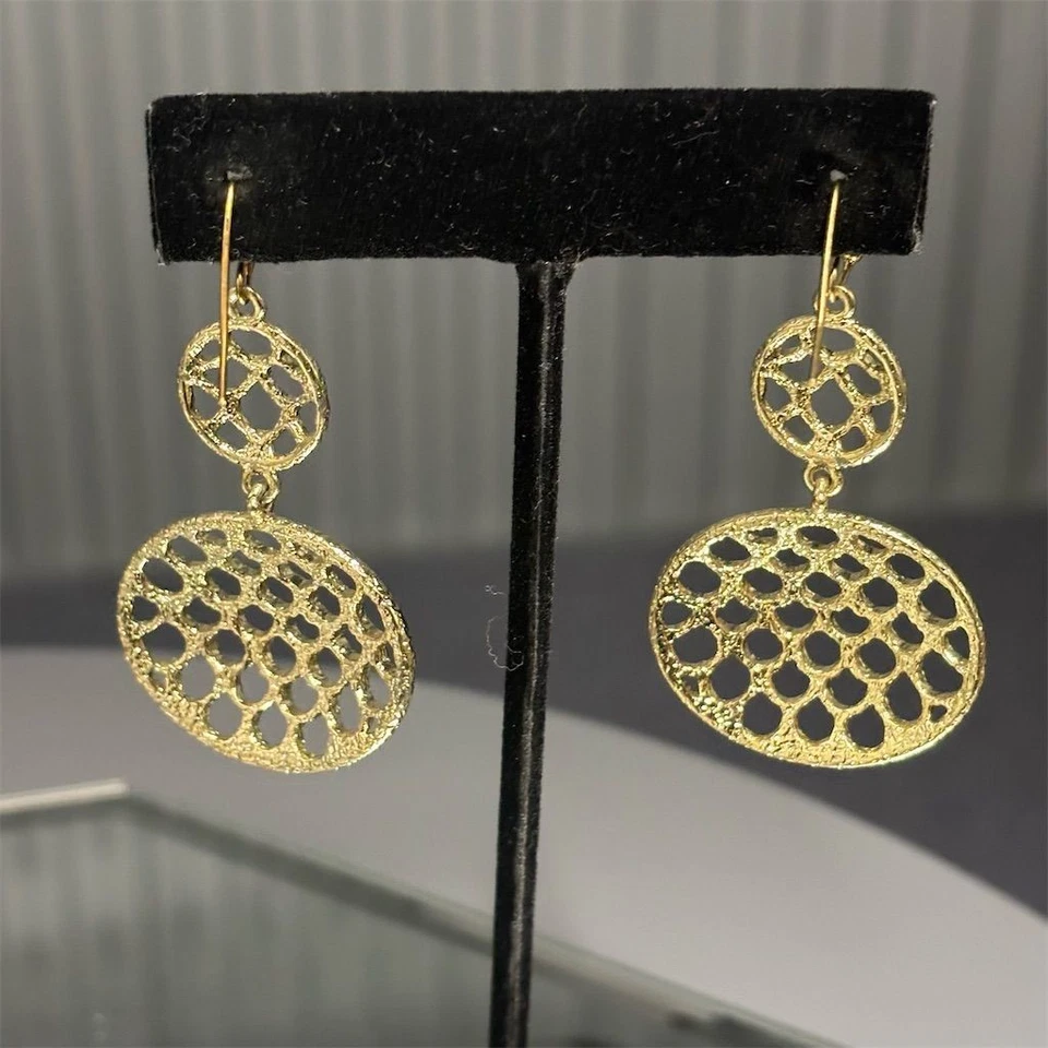 Pendientes Monet para mujer tono dorado colgante celosía níquel gancho libre declaración Foto 4 de 4