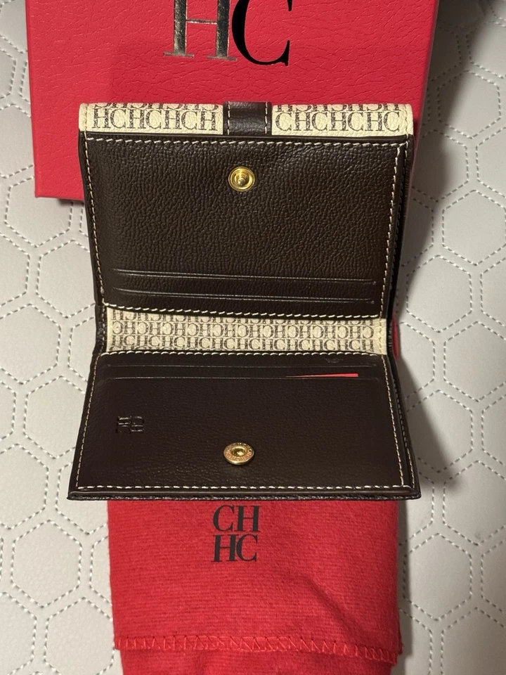 ¡NUEVO! Monedero compacto bloqueado Carolina Herrera Matryoshka Caracas/El Dorado Foto 2 de 4