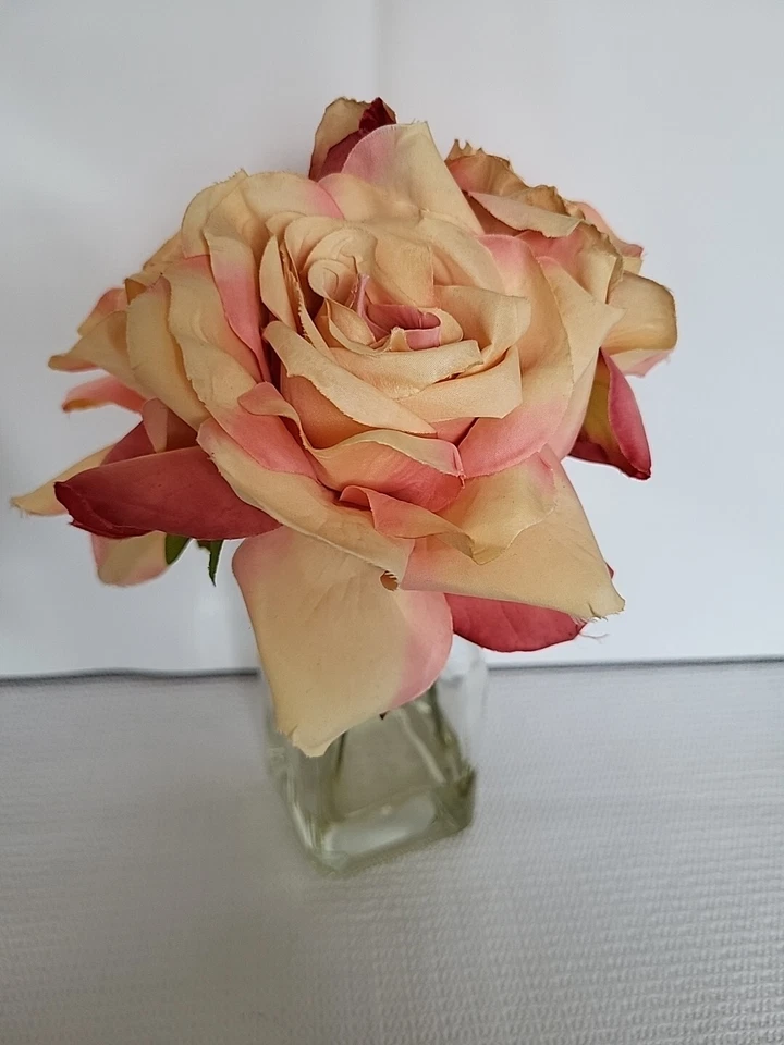 Juego de 2 arreglos de rosas Real Touch en jarrones de vidrio (agua sintética) Foto 3 de 4