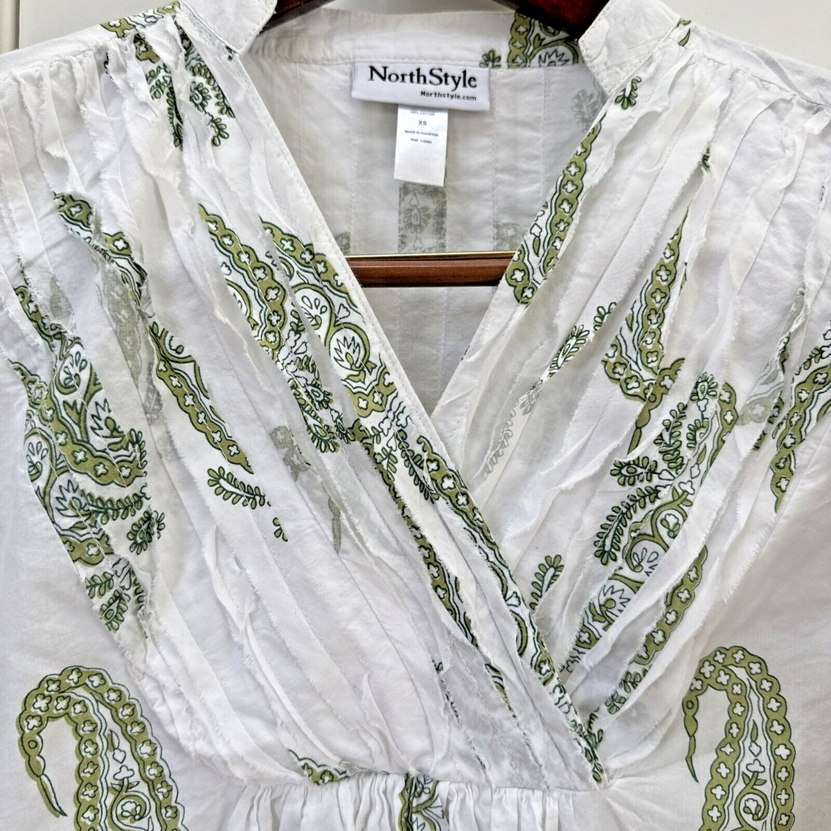 North Style Shirt XS Paisley Long Sleeve Collared V-Neck Pleats