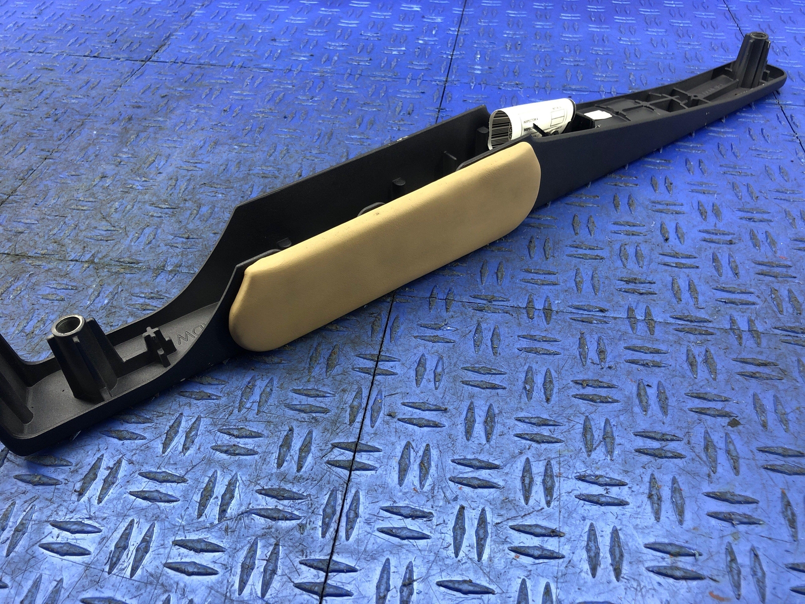 2006-2018 ASTON MARTIN VANTAGE FRONT LEFT DOOR HANDLE ARMREST BEIGE 4G43-24105