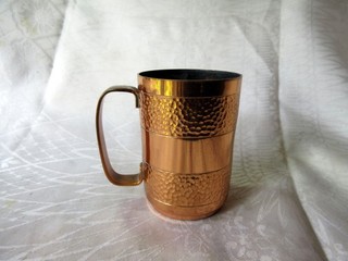 A VINTAGE HAND HAMMERED RICHARD MEAD RHODESIA 1 PINT COPPER TANKARD