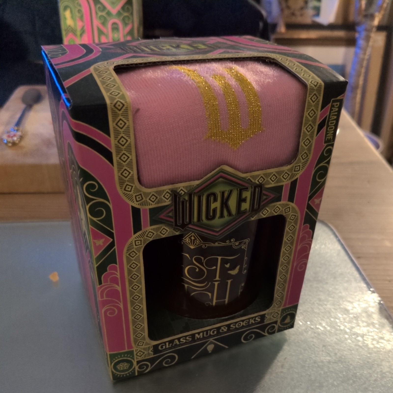 Juego de regalo taza y calcetines rosa Wicked Best Witch