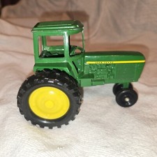 1970's ERTL JOHN DEERE NARROW FRONT TRACTOR WITH COVERED CAB, 1:32 SCALE