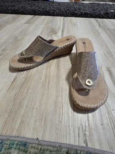 White Mountain Women's Wedge Flip-Flops Sandals 8.5M Gold Shimmer Euc - Picture 2 of 4