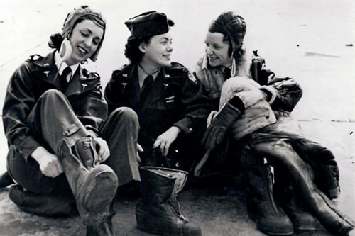female military airfield workers WW2 Photo Glossy 4*6 in B012