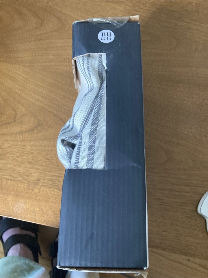 Panel de cortina filtrante de luz a rayas gris Better Homes And Gardens Farmhouse Foto 4 de 4