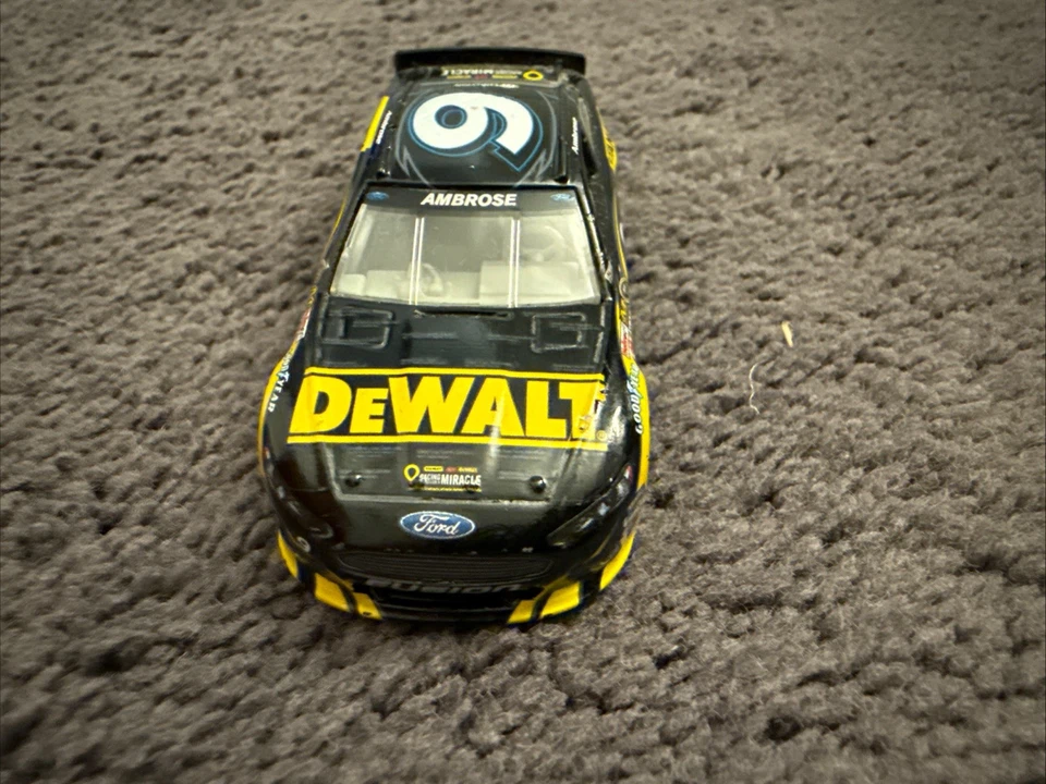 1/64 动作赛车 Marcos Ambrose 2013 DEWALT 儿童奇迹网络散装 — 第 2/4 张图片