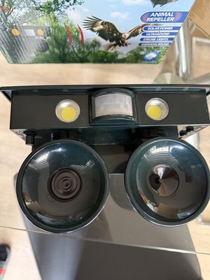New Solar Powered Outdoor Animal Repeller Ultrasonic Strobe for Birds Dogs etc