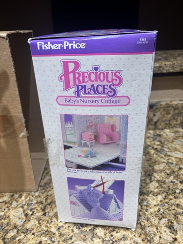 Precious Places Baby’s Nursery Casetta Chiavi Persone 1988 NUOVO Sigillato Fisher Price - Foto 3 di 9