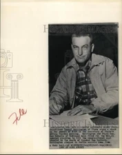 1961 Press Photo Conner Harrington signs check in Secretary of State's office.