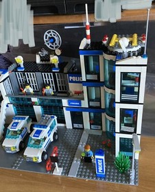 LEGO City 7498 Large Police Station Prison Complete Police Jail Minifig