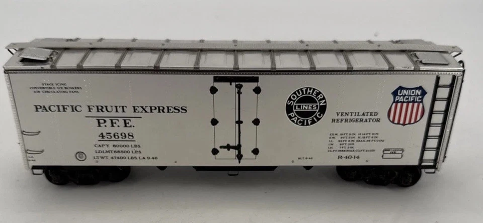 O Gauge PFE 45698 Refrigerator Car 10.5" Pacific Fruit Express Silver Reefer Car - Image 3 of 4