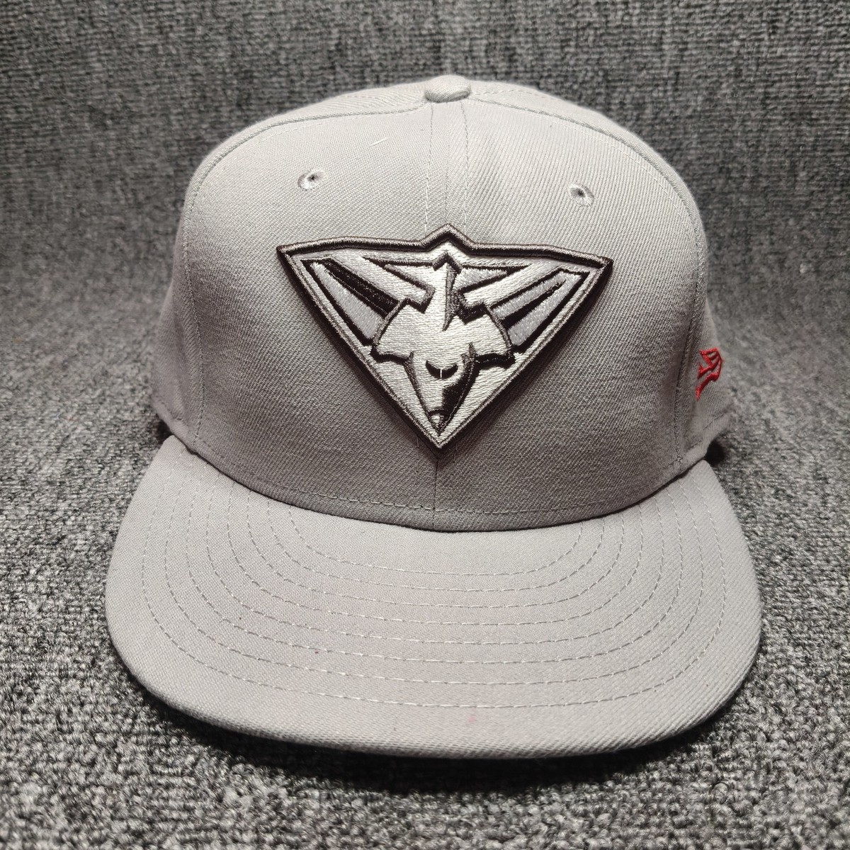 New Era 9FIFTY Snapback Hat Grey Stylized Bird Eagle Triangle Logo Cap Y543
