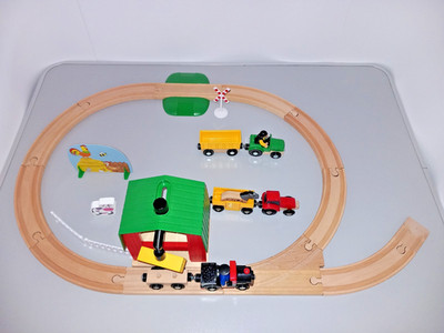 Holzeisenbahn Eisenbahn Schienen Set Bauernhof Zug Traktor Zubehör Box mit BRIO