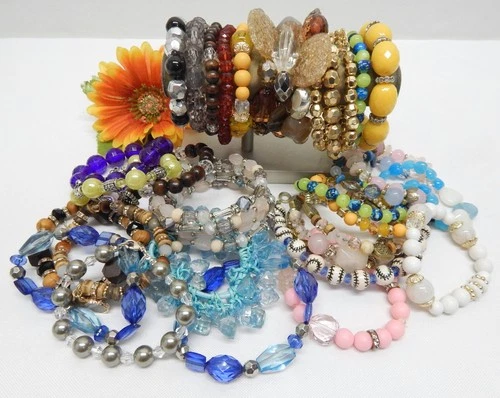 VINTAGE TO NOW FASHION/COSTUME JEWELRY BEADED BRACELET LOT, ASSORTED MATERIALS