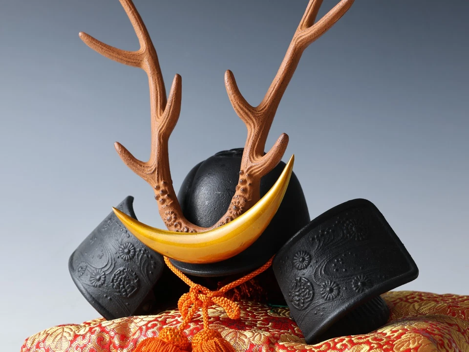 Hermoso Casco Japonés Pequeño Samurai Bronce -Yamanaka Shikanosuke Kabuto Foto 2 de 4