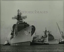 Press Photo USS Chosin ship with other ships in the background - ampa00623