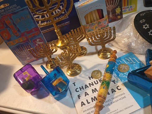 Hanukkah Lotto Menorah, Candele, Dreidel, Kippot/Yamaka, Foto Ecc... - Foto 5 di 24