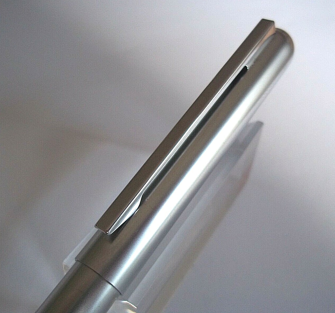 Stylo bille Waterman Goutte acier brossé pour écrire sans fatigue et sans tache d'encre