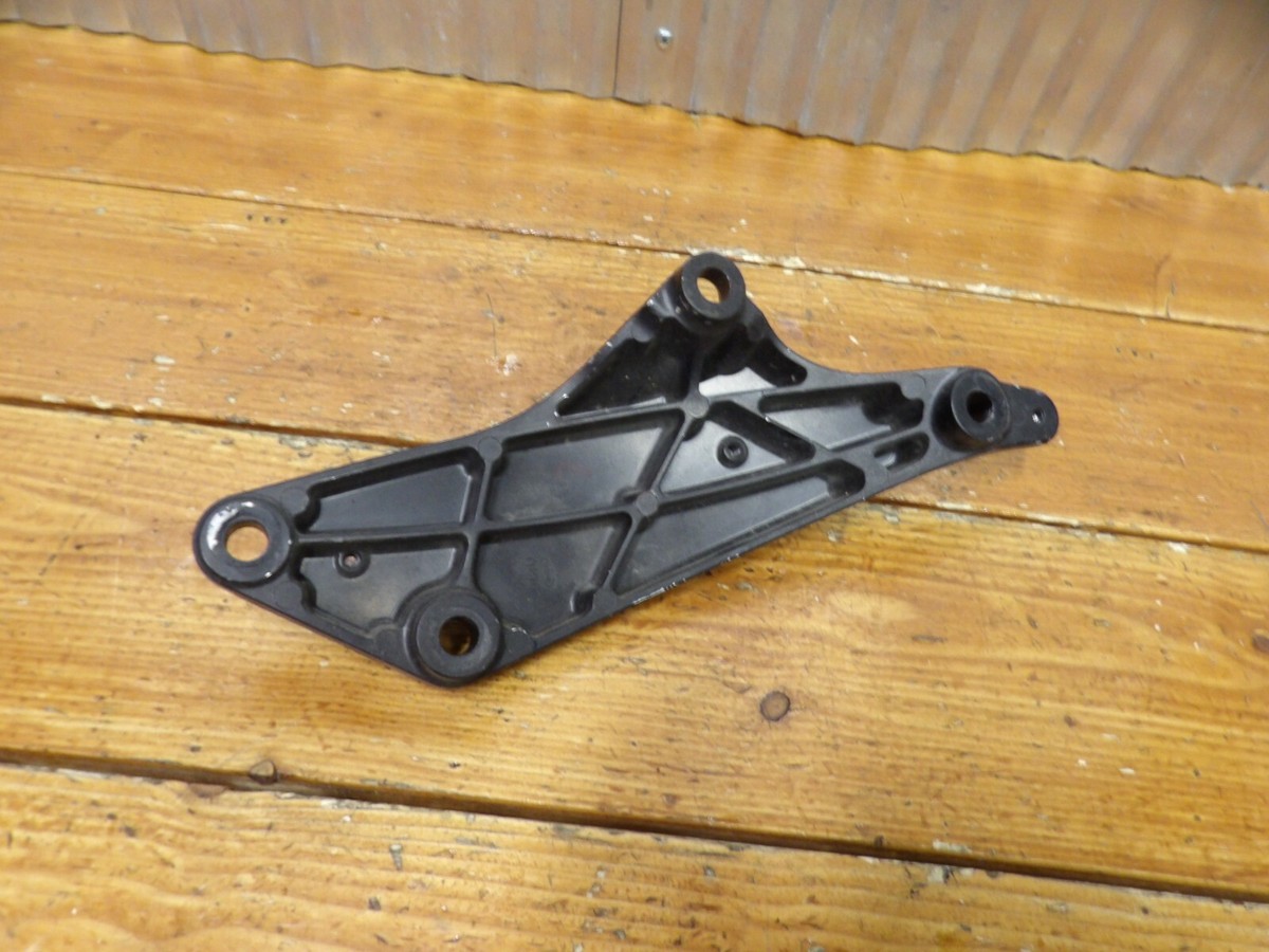 わこ 06-07 Kawasaki Ninja ZX10R LEFT ENGINE MOTOR MOUNT UPPER