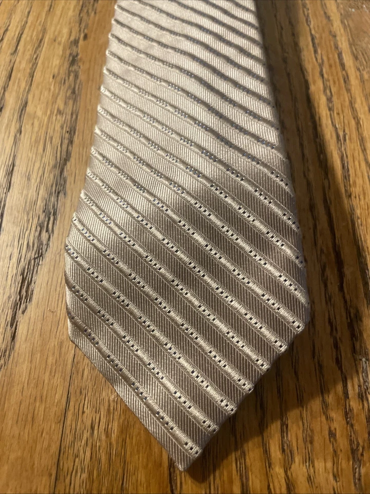 Corbata ajustada de seda a rayas acanaladas beige brillante Michael Kors usada en excelente estado para hombre Foto 2 de 4