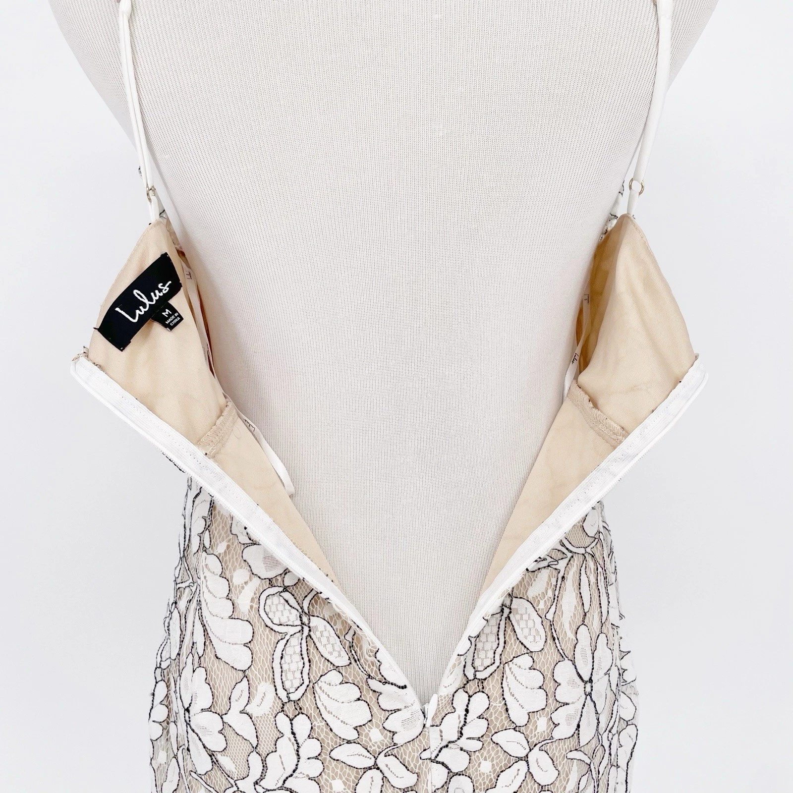 OFF WHITE Mini abito da cocktail Lulu’s Delicate Darling beige e avorio in pizzo bodycon taglia M