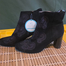 Andrew Geller Women's Black Faux Suede Embroidered Side Zip Bootie Size 10