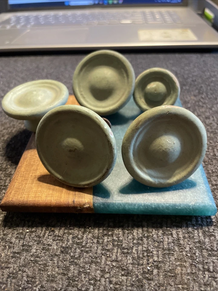 Lote Mixto de 5 Tiradores de Puerta de Madera Pintados Doble Pliegue Piezas de Repuesto De Colección Foto 2 de 4