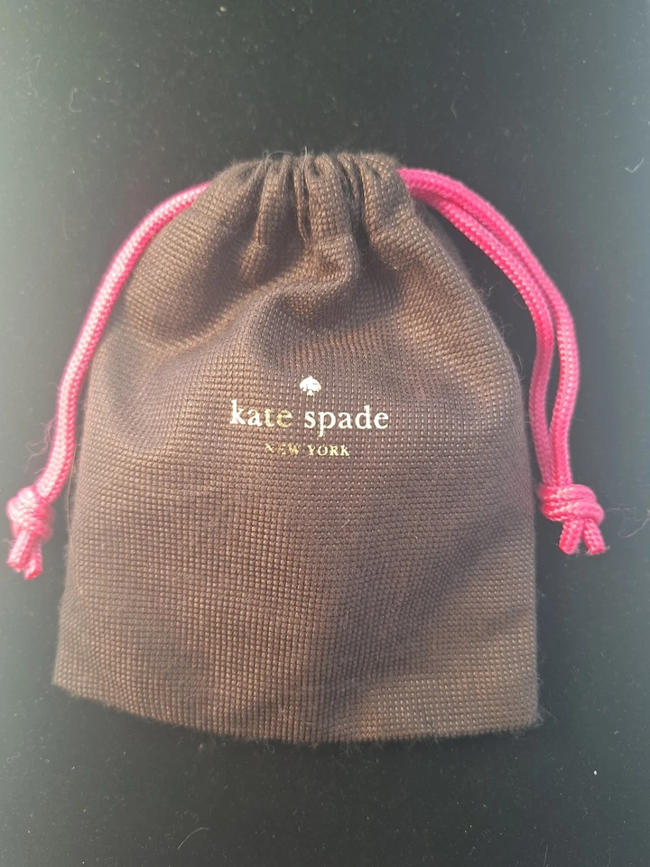 Brazaletes Kate Spade Hot To Trot Sweeten The Deal y esmalte azul verdadero Foto 2 de 4